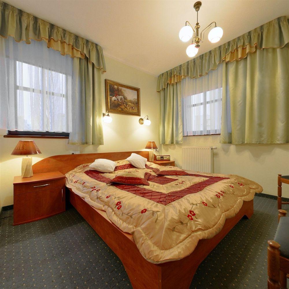 Hotel Restauracja Podzamcze ชเตชชิน ภายนอก รูปภาพ