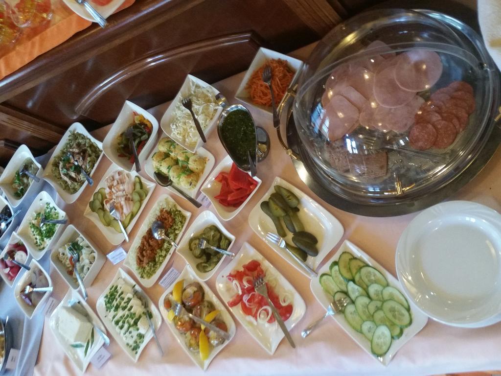Hotel Restauracja Podzamcze ชเตชชิน ภายนอก รูปภาพ