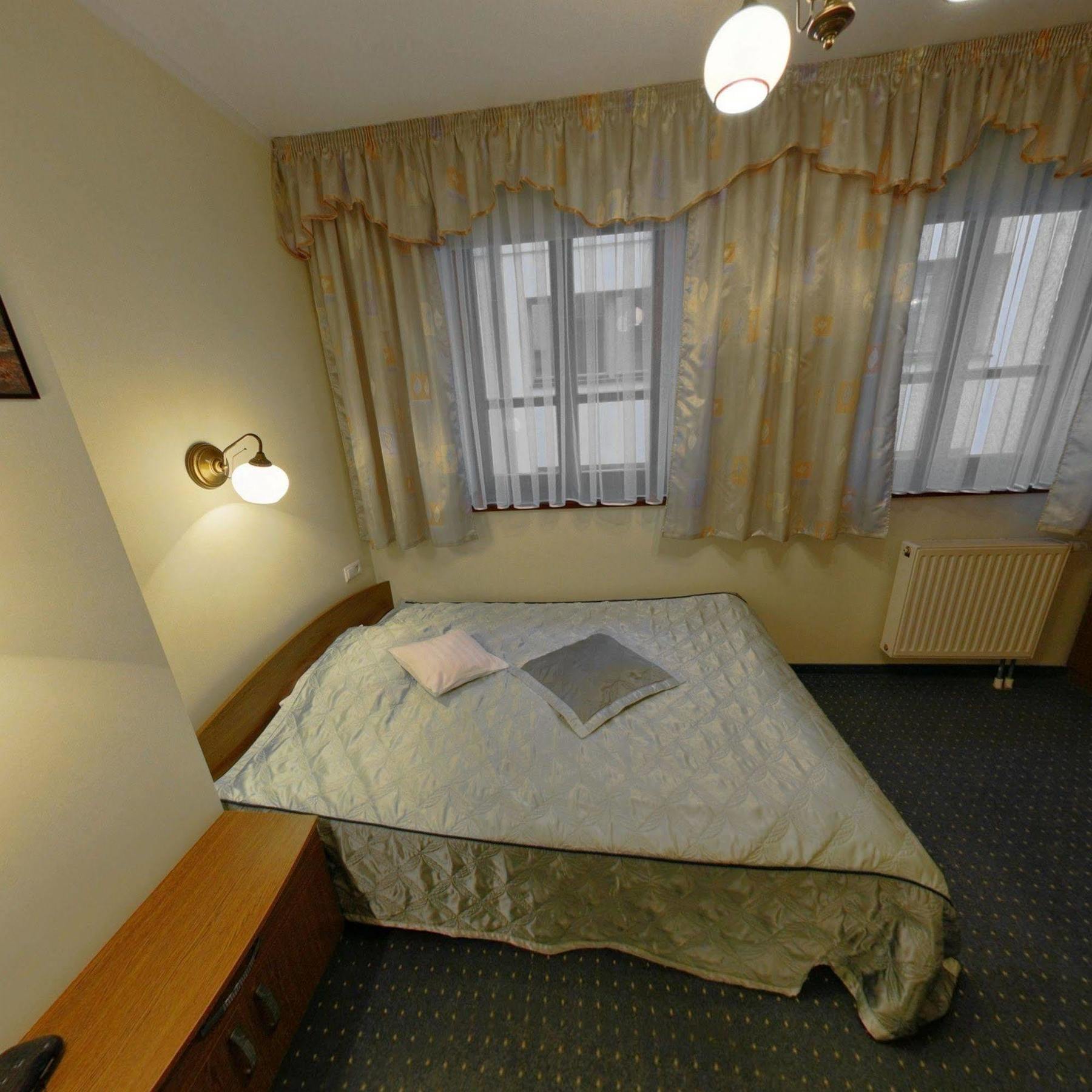 Hotel Restauracja Podzamcze ชเตชชิน ภายนอก รูปภาพ