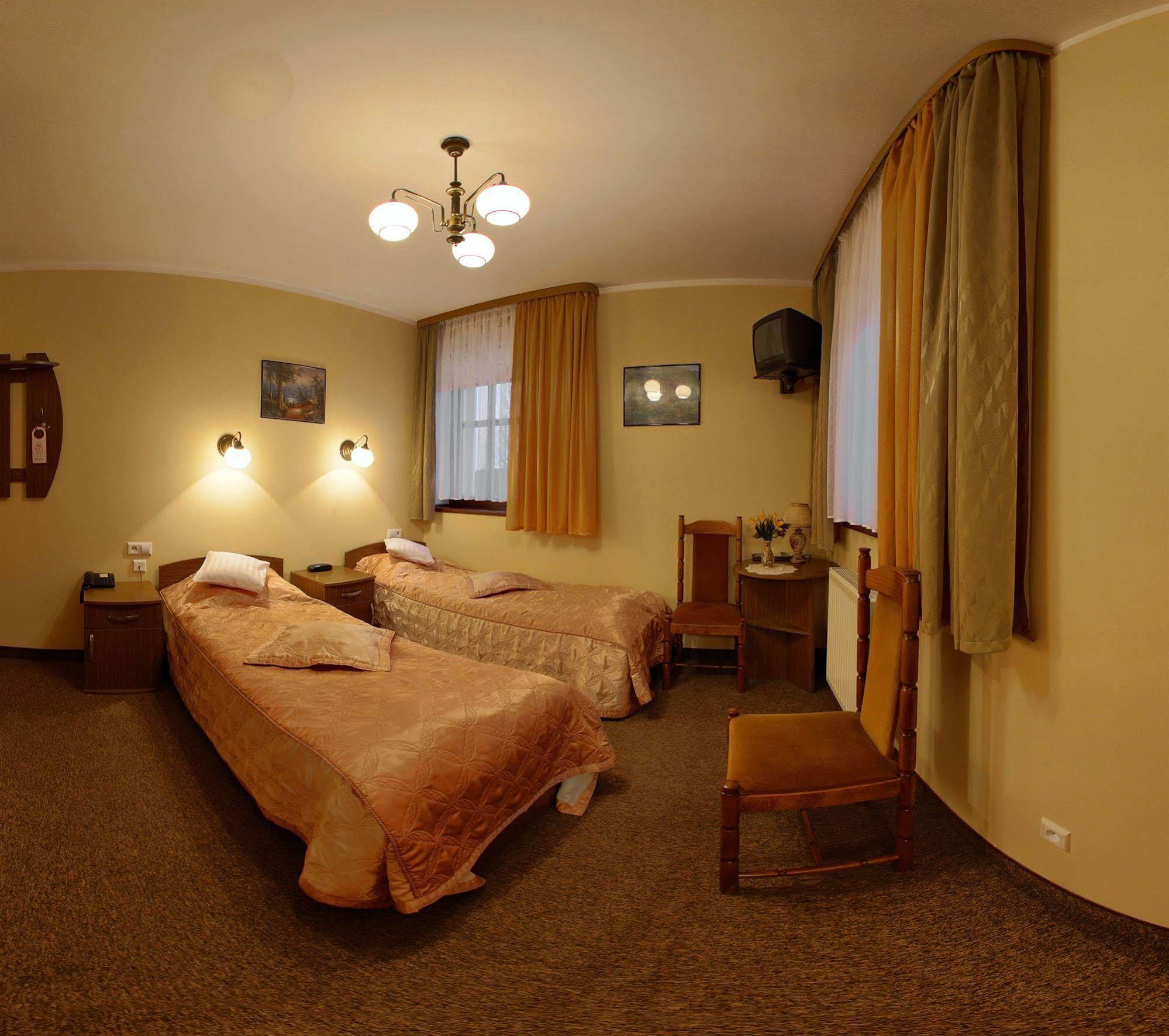 Hotel Restauracja Podzamcze ชเตชชิน ภายนอก รูปภาพ