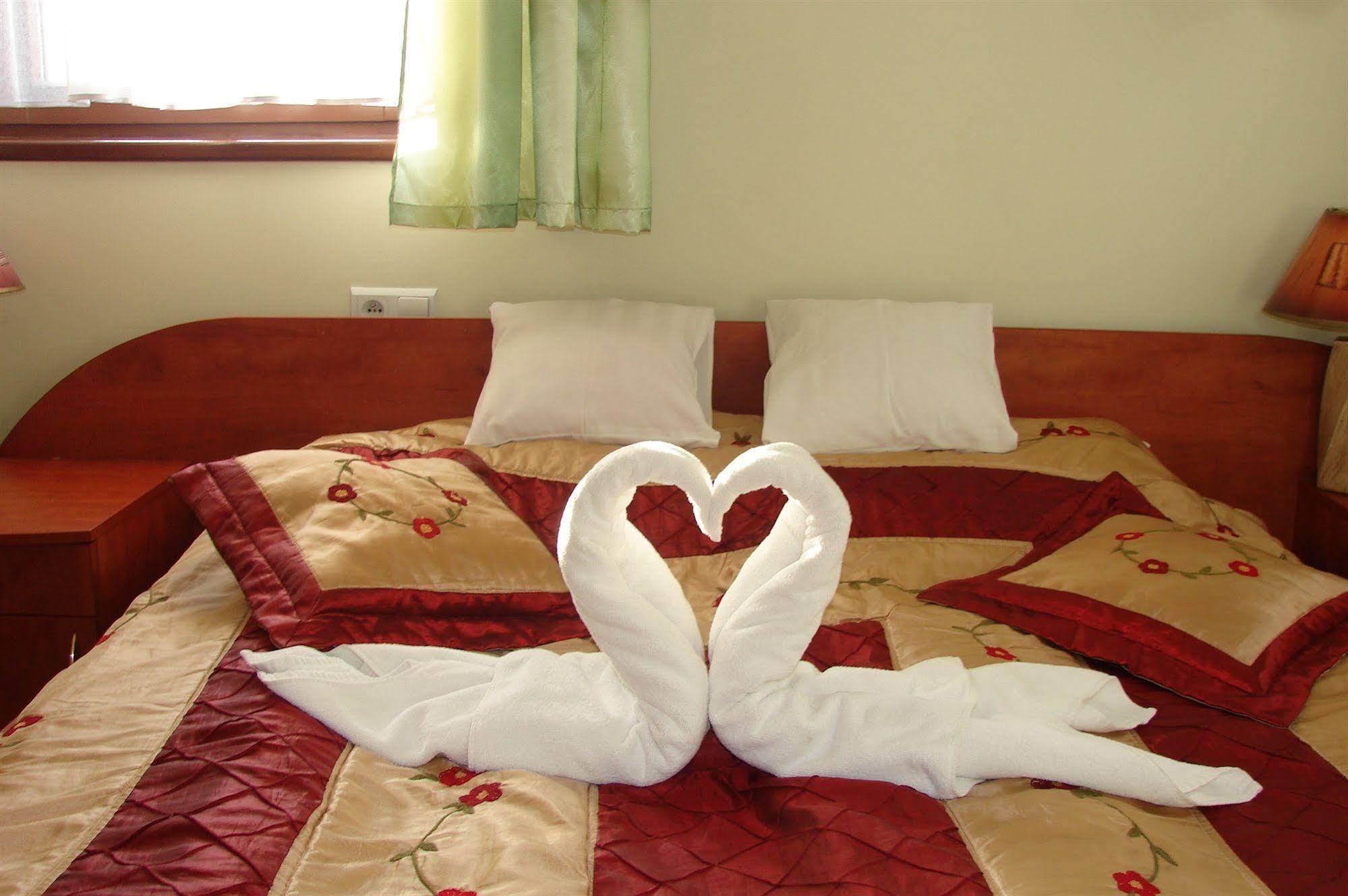 Hotel Restauracja Podzamcze ชเตชชิน ภายนอก รูปภาพ