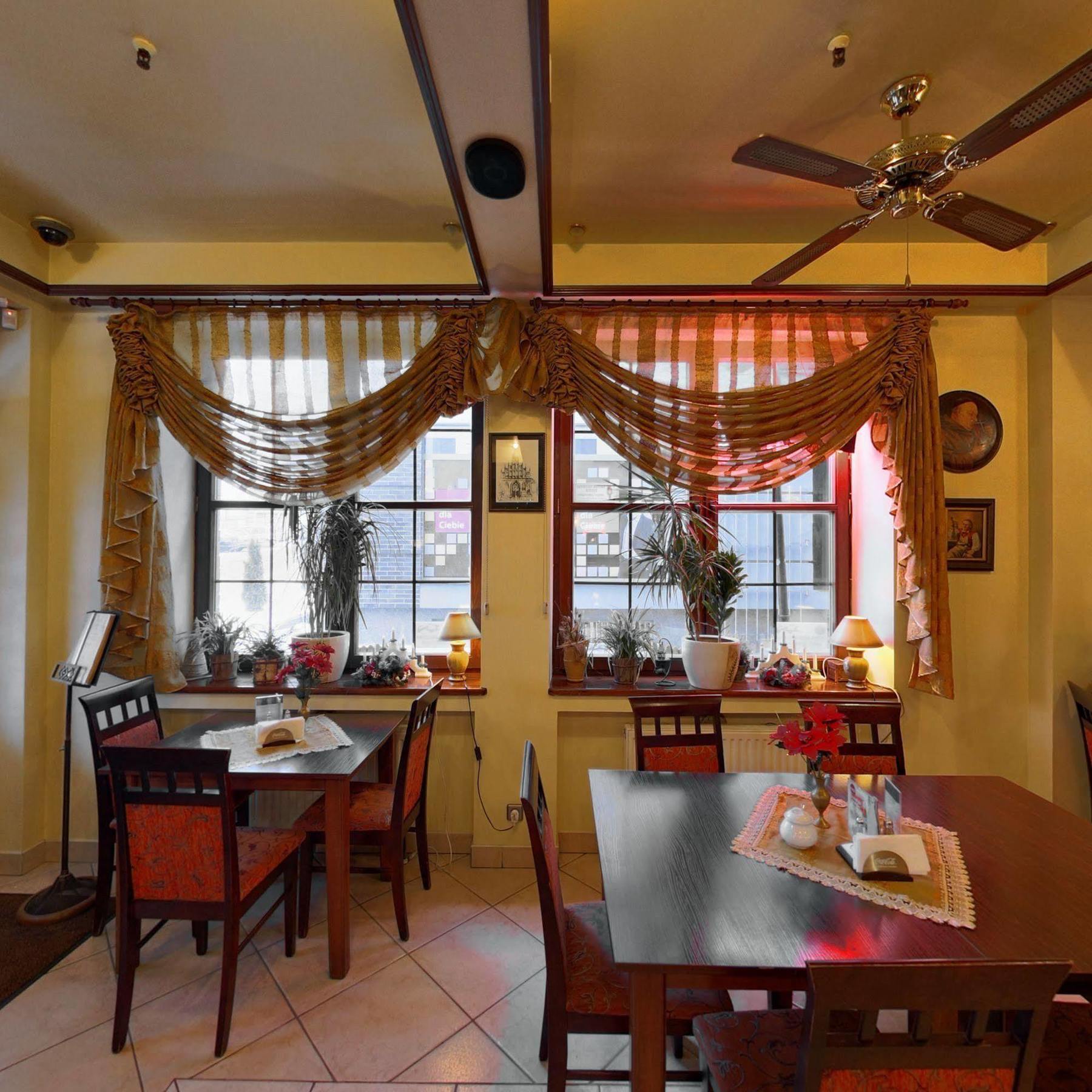 Hotel Restauracja Podzamcze ชเตชชิน ภายนอก รูปภาพ