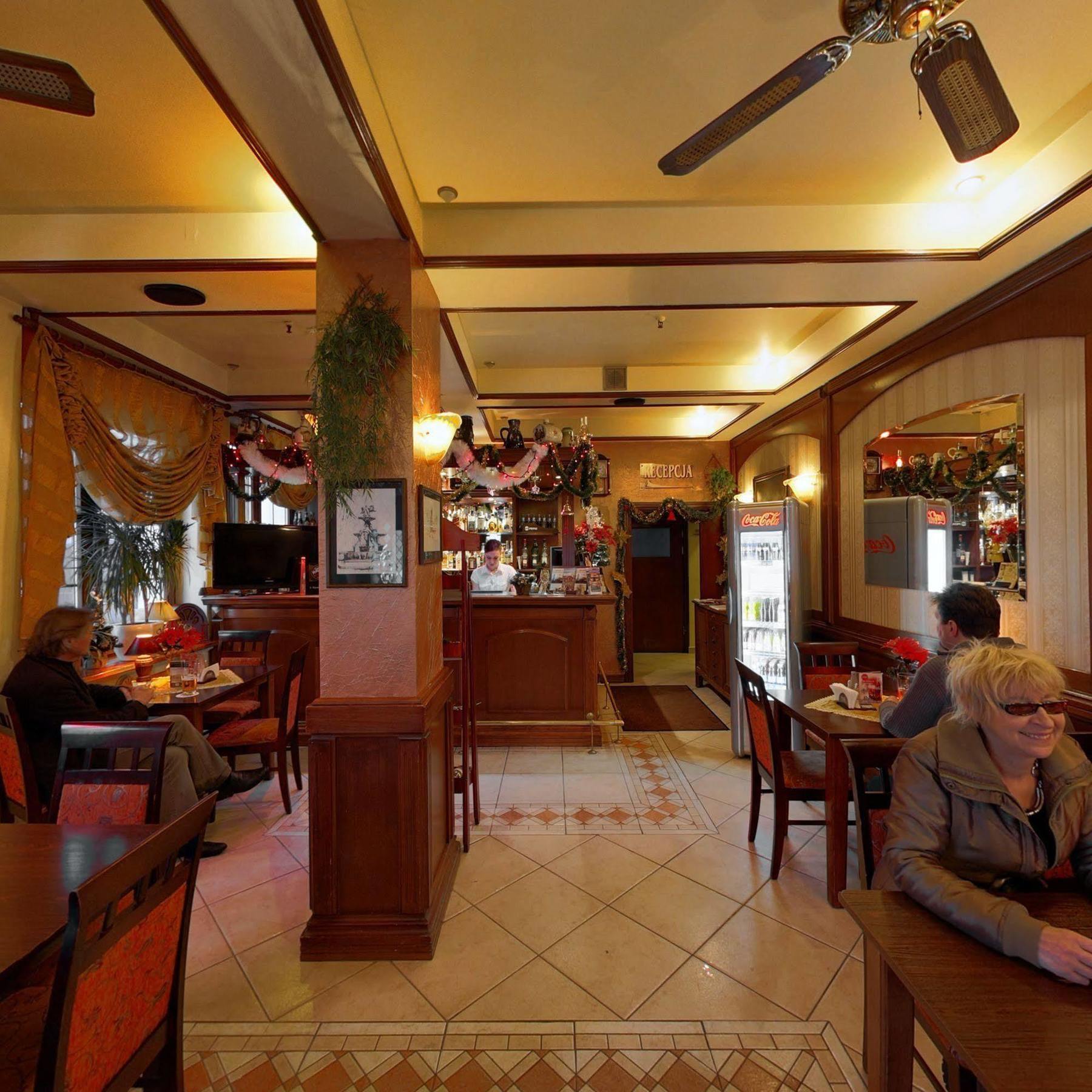 Hotel Restauracja Podzamcze ชเตชชิน ภายนอก รูปภาพ