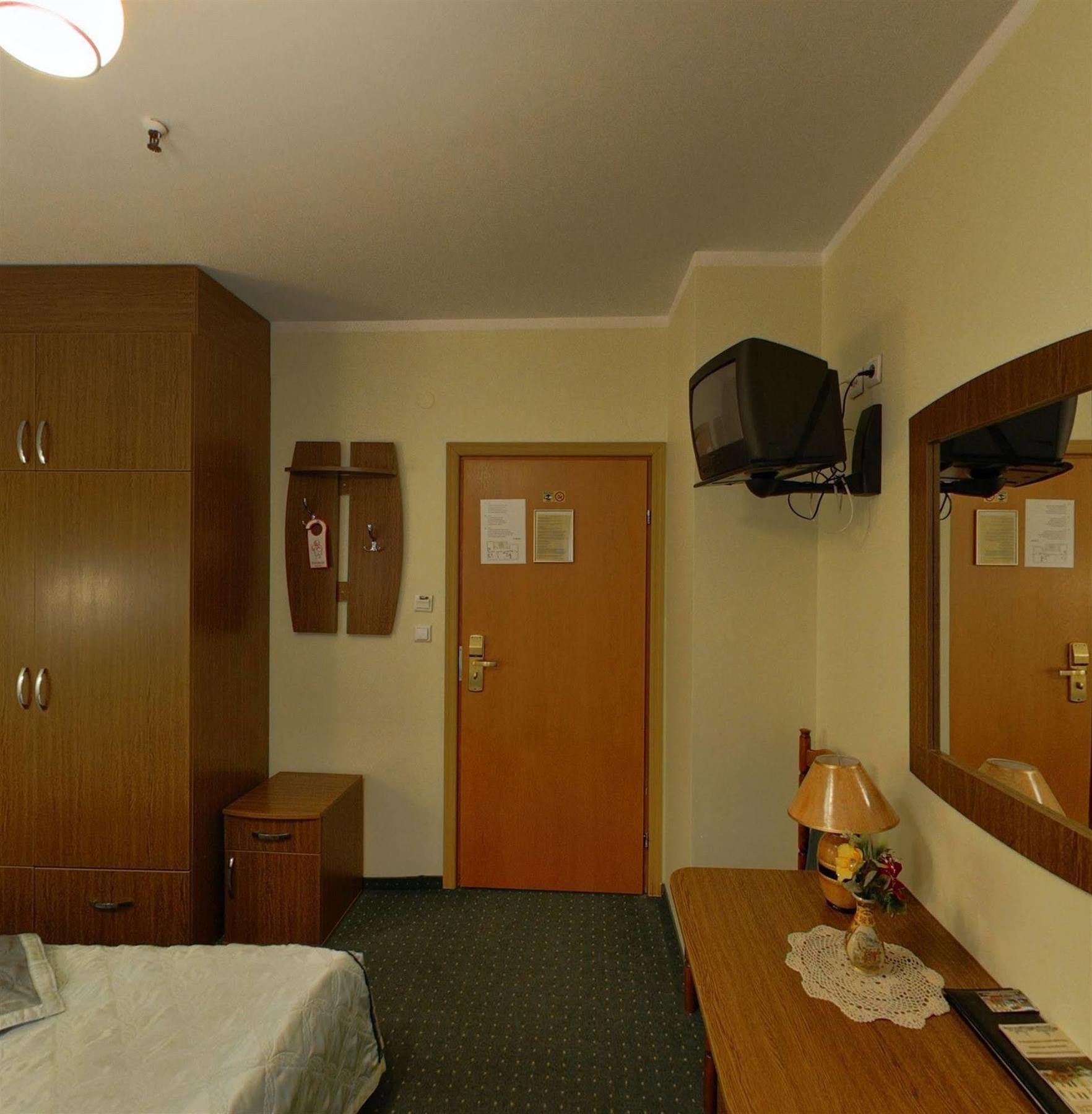 Hotel Restauracja Podzamcze ชเตชชิน ภายนอก รูปภาพ
