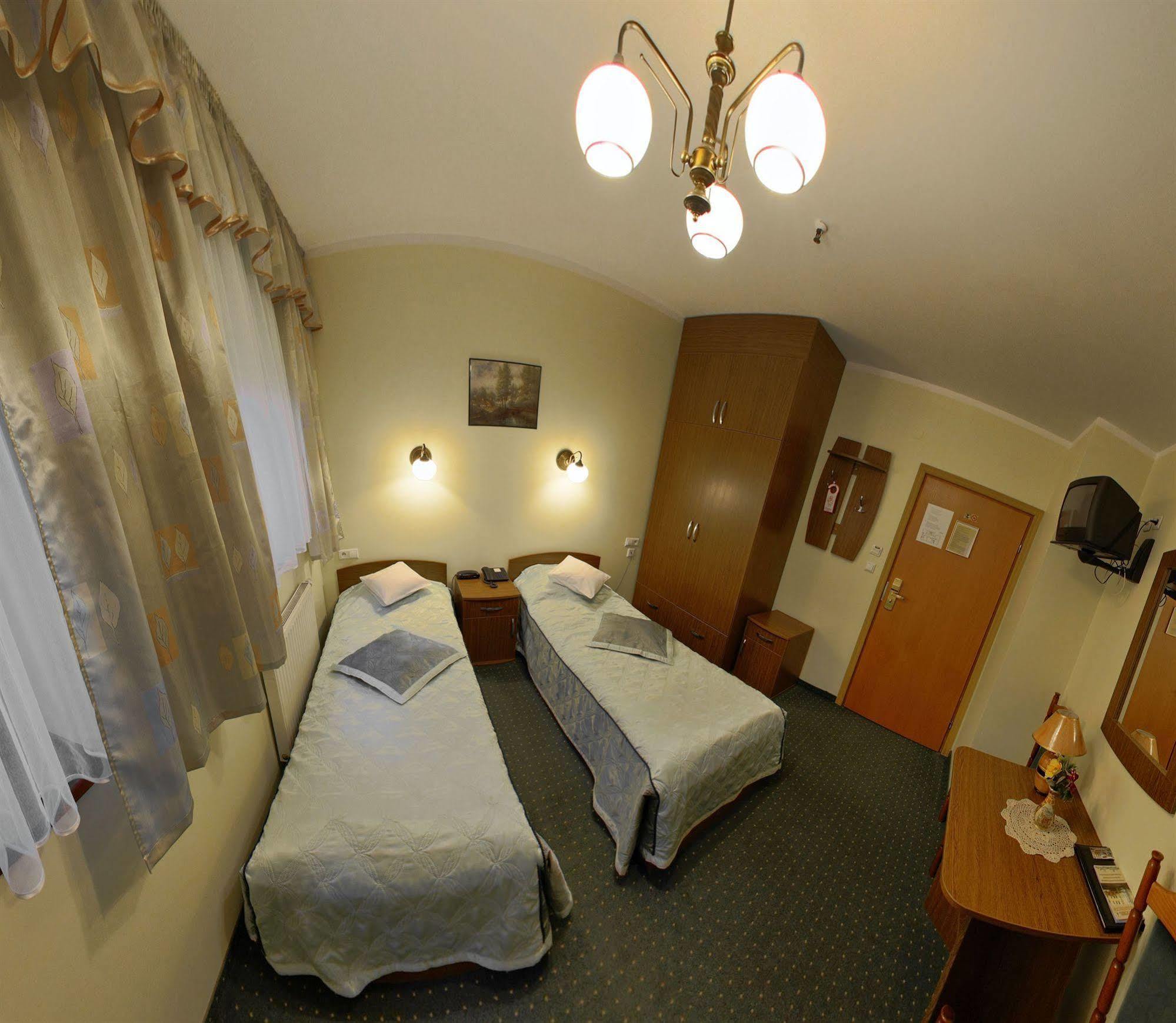 Hotel Restauracja Podzamcze ชเตชชิน ภายนอก รูปภาพ