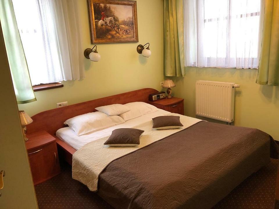 Hotel Restauracja Podzamcze ชเตชชิน ภายนอก รูปภาพ