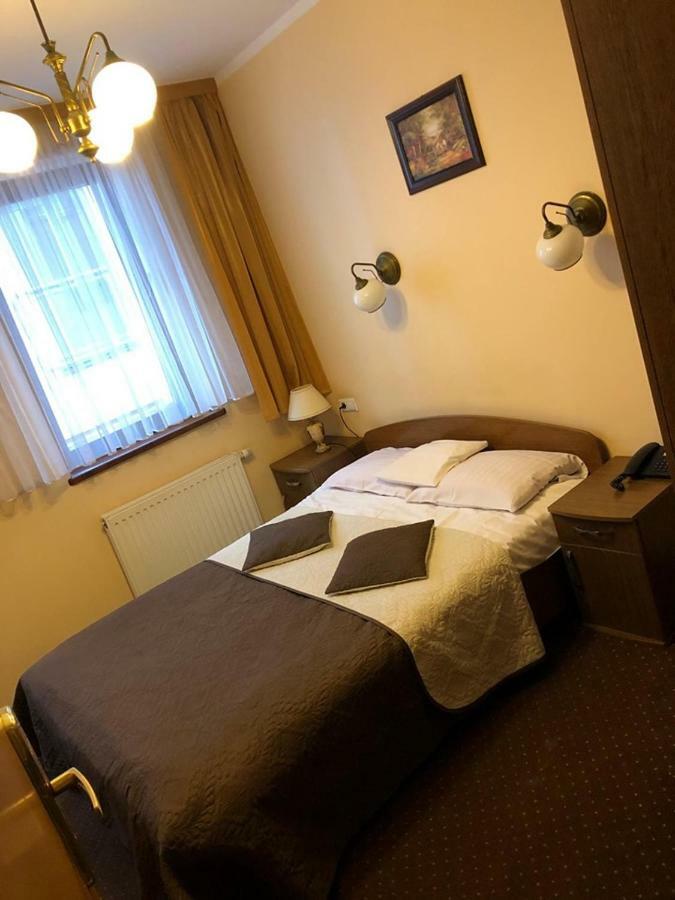 Hotel Restauracja Podzamcze ชเตชชิน ภายนอก รูปภาพ