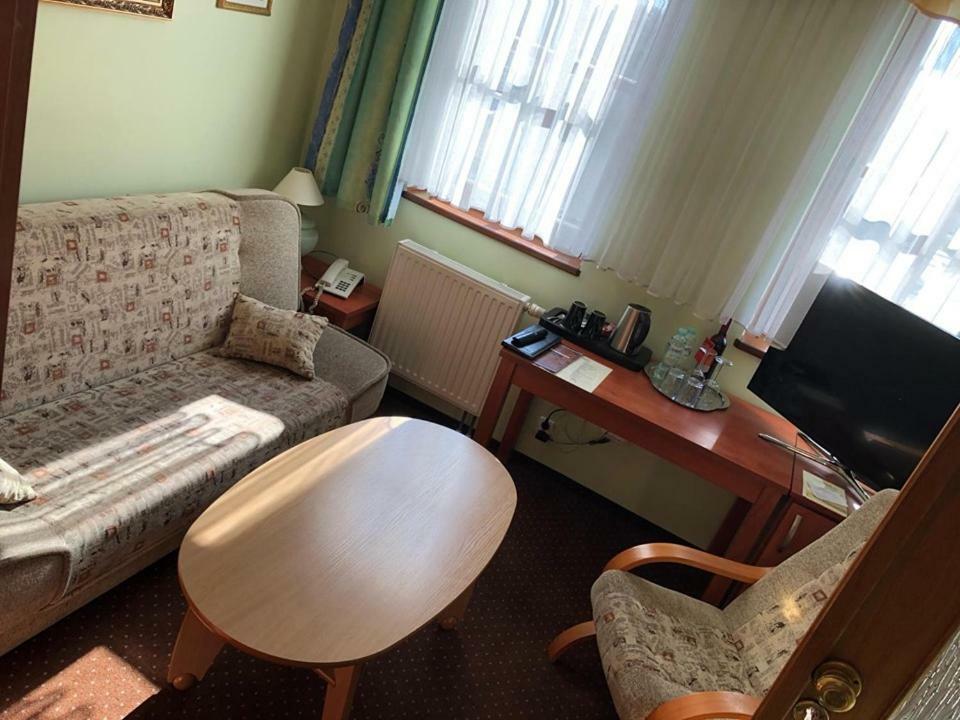 Hotel Restauracja Podzamcze ชเตชชิน ภายนอก รูปภาพ