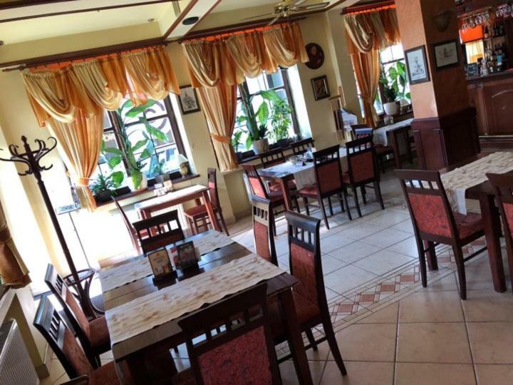 Hotel Restauracja Podzamcze ชเตชชิน ภายนอก รูปภาพ